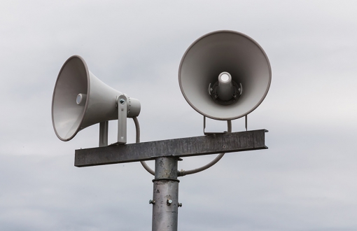 号角扬声器和普通扬声器相比有哪些优缺点？